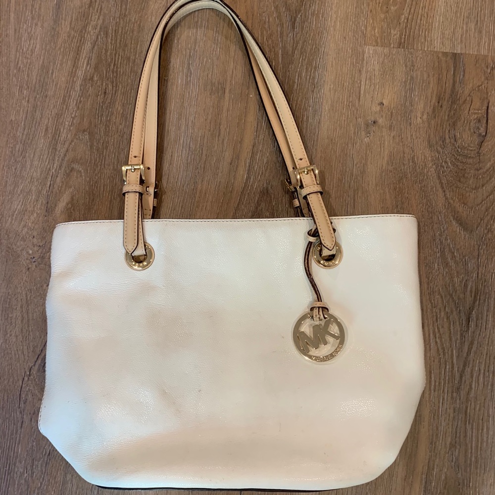 Auth Michael Kors white shoulder tote w/ MK emblem